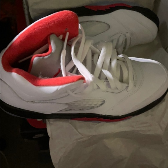 Boys Jordan’s size 2 in a half brand new - Picture 3 of 4